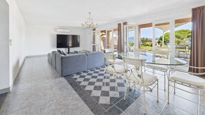 Toetasjesleilighet, 3 soverom, sjøvendt | Oppholdsområde