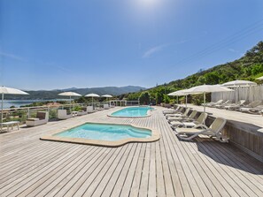 Seasonal outdoor pool, pool umbrellas, pool loungers - Résidence Aigue Marine (Coti-Chiavari)