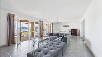 Maisonette, 3 Schlafzimmer, Meerseite | Wohnbereich | 40-Zoll-Flachbildfernseher mit Digitalempfang, Fernseher
