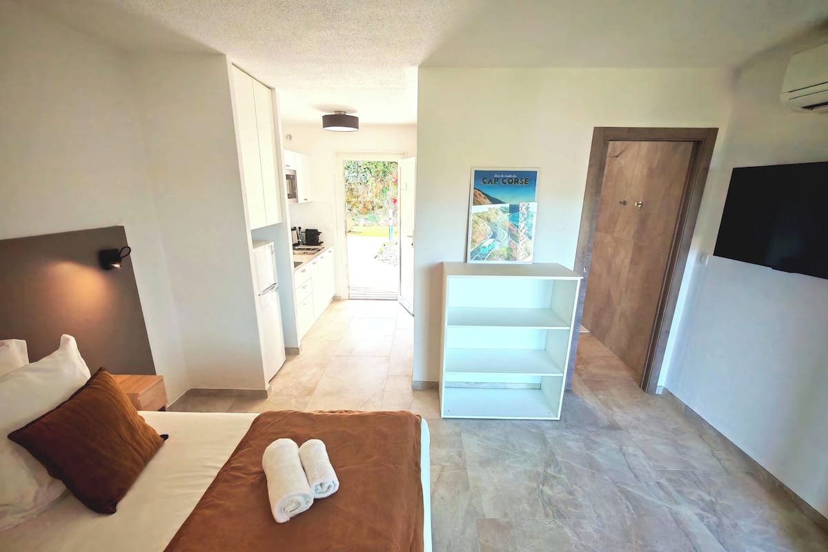 Studio, Terrace | Individually decorated, individually furnished, soundproofing