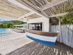 Hồ bơi ngoài trời phục vụ theo mùa, dù/ô trên bãi biển/hồ bơi 