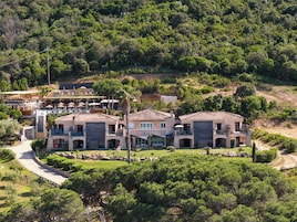 Un resort con varias villas, un área de piscina y un comedor.
