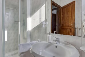 Combined shower/bathtub, hair dryer, bidet, towels - Seventeenth-century Villa Giulia with panoramic swimming pool, +15 beds ((PERUGIA))