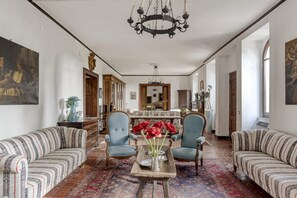 Interior - Seventeenth-century Villa Giulia with panoramic swimming pool, +15 beds ((PERUGIA))