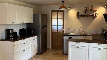 Een koelkast, een microgolfoven, een oven, een kookplaat