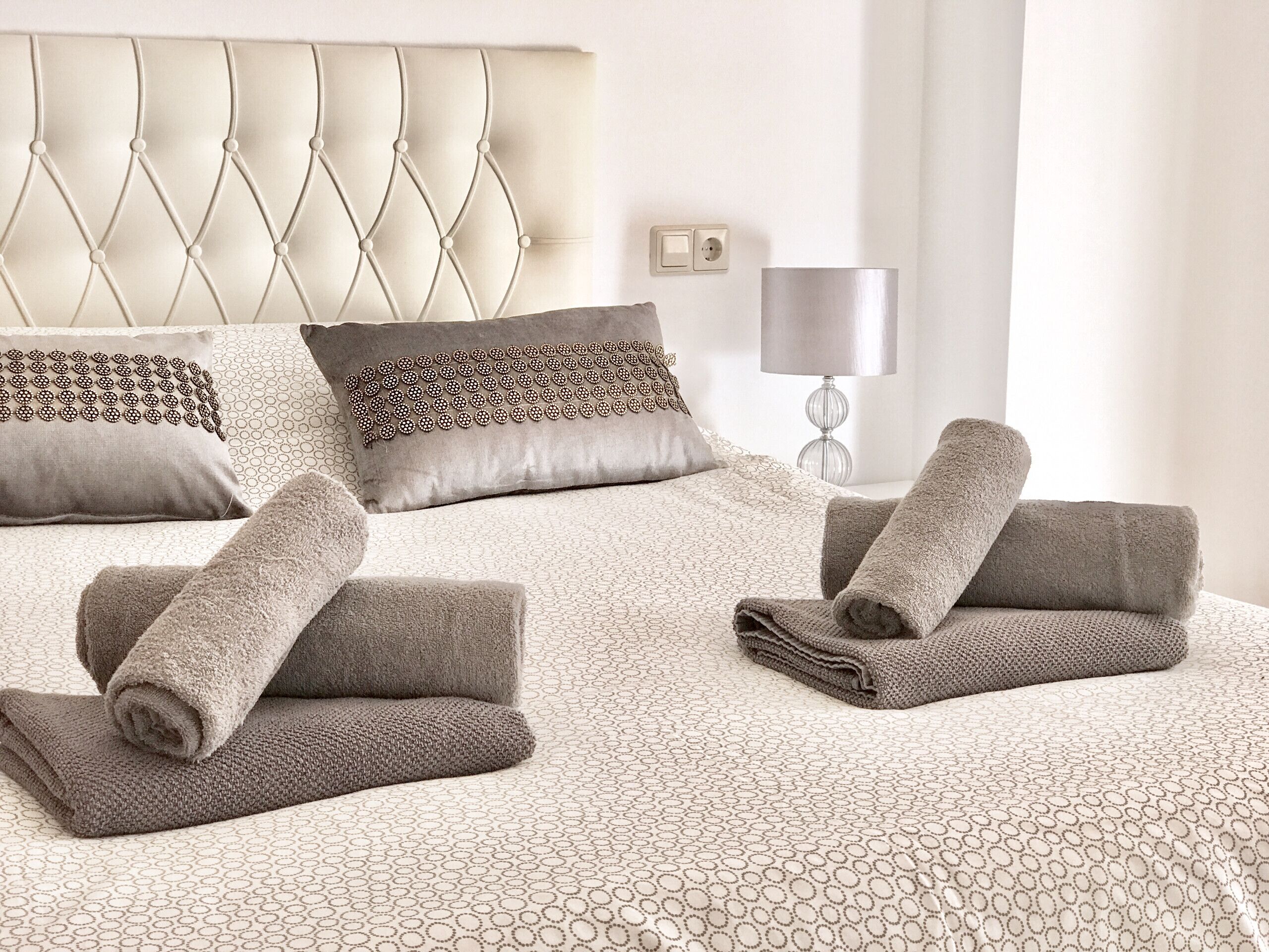 2 عدّة غرف نوم ومكواة/لوح كي وواي فاي مجانًا وملاءات أسرّة