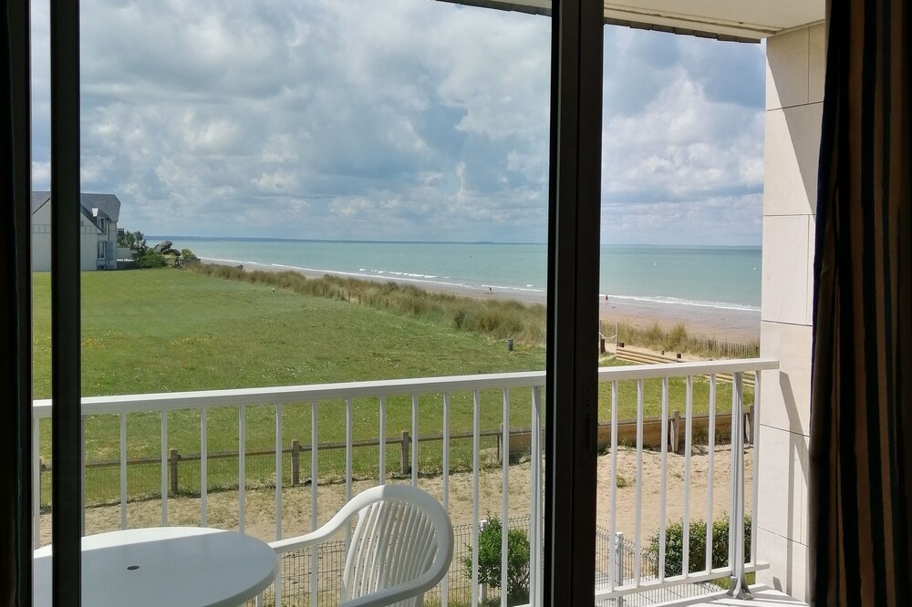 Jullouville 2 steps from the beach apartment facing south view with sea
