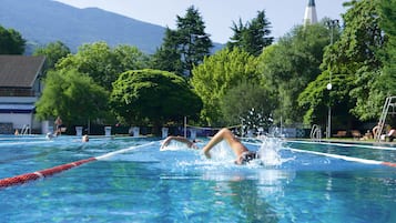 Innenpool, Außenpool (je nach Saison geöffnet), Liegestühle