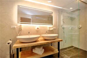 Quarto casal superior | Banheiro | Chuveiro, secador de cabelo, toalhas de banho 