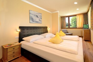 Superior Double Room | 1 bedroom, in-room safe, desk, blackout curtains - Hotel Flötscherhof (Naz Sciaves)