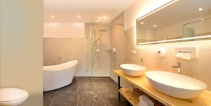 Superior Double Room | Bathroom | Shower, hair dryer, towels - Hotel Flötscherhof (Naz Sciaves)