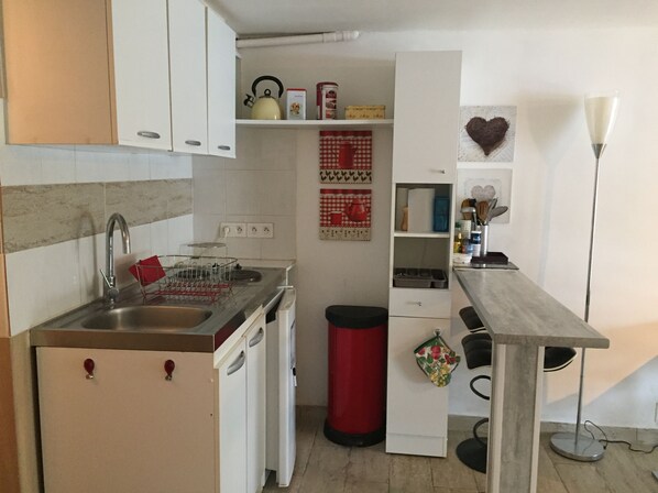 Een microgolfoven, een koffiezetapparaat/waterkoker