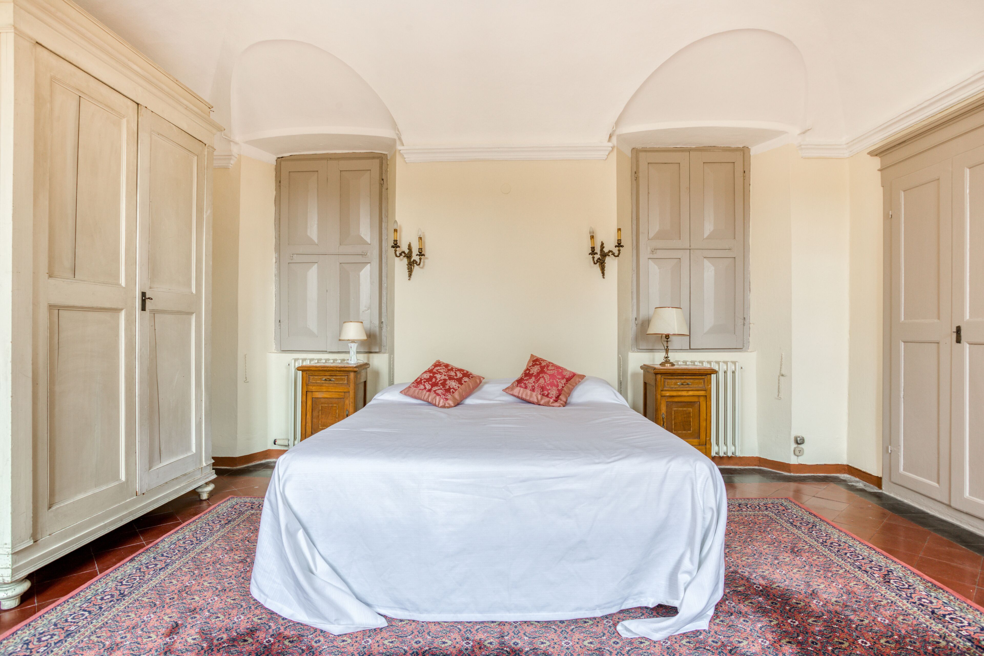 7 camere, una cassaforte in camera, una scrivania, ferro/asse da stiro