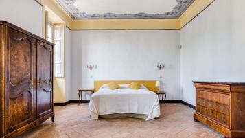 7 Schlafzimmer, Zimmersafe, Schreibtisch, Bügeleisen/Bügelbrett