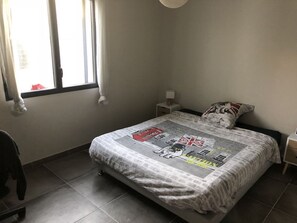 4 عدّة غرف نوم ومكواة/لوح كي وسرير سفر وواي فاي مجانًا