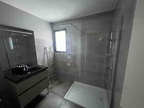 Bathtub, toilet paper - Villa E in Cap d'Agde, swimming pool, 100m from the Mediterranean sea (Agde)