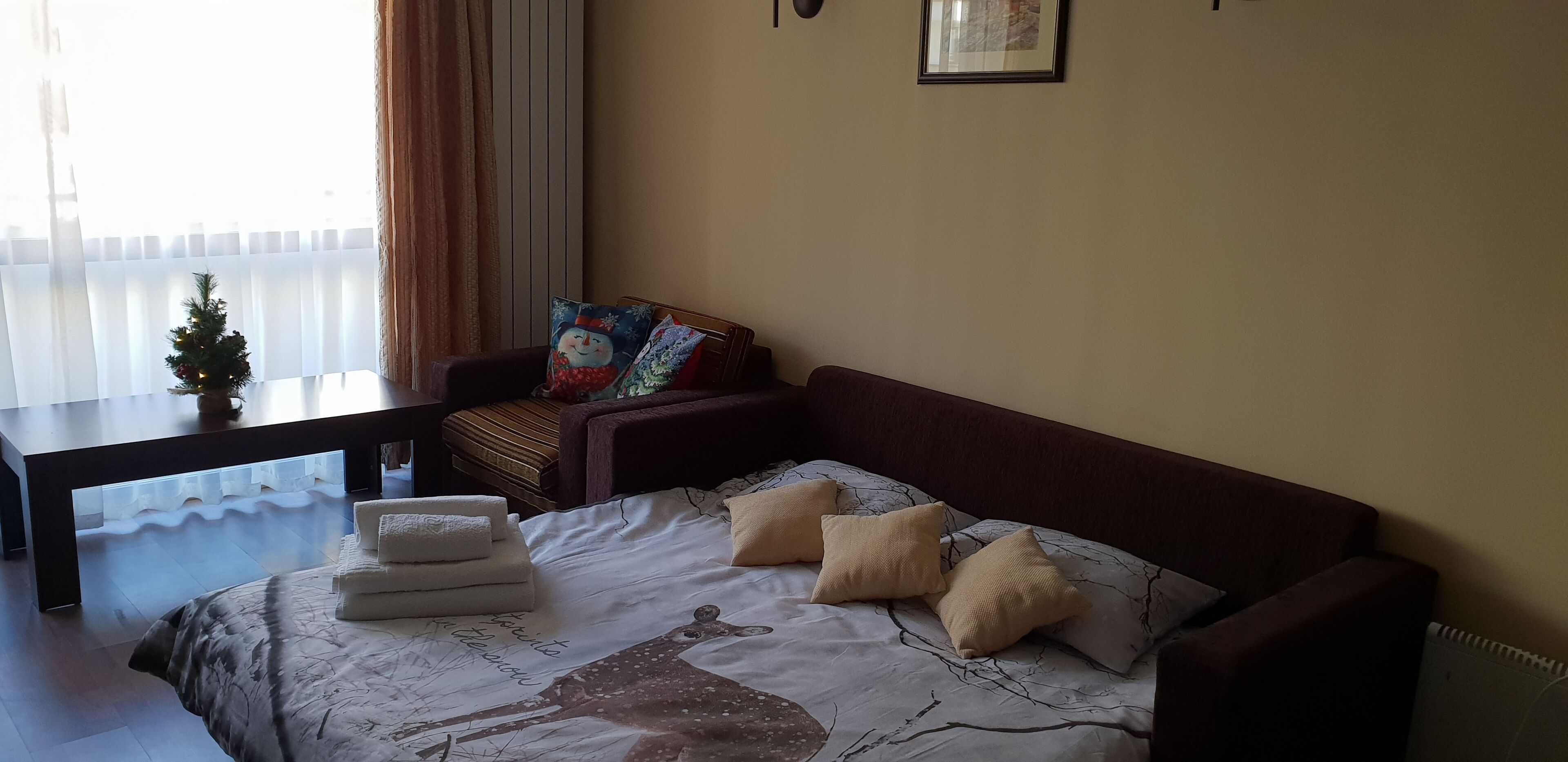 1 slaapkamer, een kluis op de kamer, een bureau, een laptopwerkplek