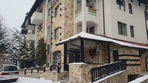 Um edifício de pedra com uma placa que diz 'Dream Hotel'.