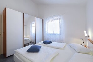 4 habitaciones, tabla de planchar con plancha, wifi y ropa de cama 