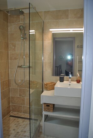 Shower, hair dryer, towels, toilet paper - House near the ocean with swimming pool in a 3* residence (Lacanau)
