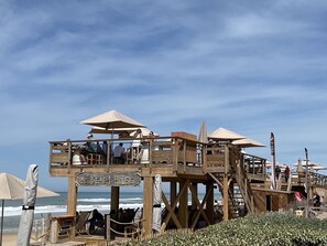 Plage à proximité, chaise longue
