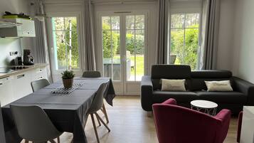 Tv, dvd-afspiller, bordtennisbord, bøger