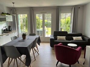 Een televisie, een dvd-speler, een tafeltennistafel en boeken
