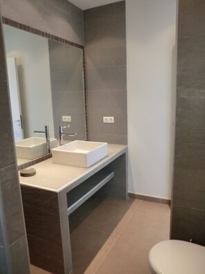 Shower, hair dryer, toilet paper - Private Cala Rossa estate.4-bedroom villa, sleeps 6/8. Magnificent sea view. (Lecci)