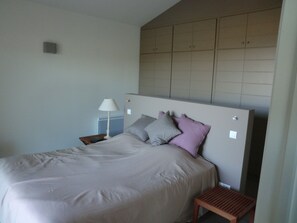 4 bedrooms, iron/ironing board, travel cot, free WiFi - Private Cala Rossa estate.4-bedroom villa, sleeps 6/8. Magnificent sea view. (Lecci)
