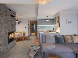 Een televisie, een open haard en een dvd-speler