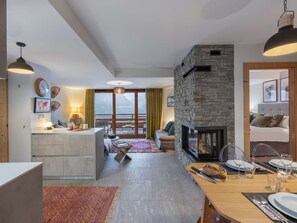 Een televisie, een open haard en een dvd-speler