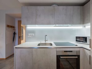 ثلاجة، ميكروويف، فرن، موقد طهي مسطح