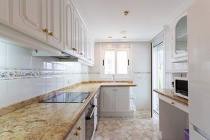 Jääkaappi, mikroaaltouuni, uuni, liesi