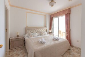 3 habitaciones, tabla de planchar con plancha, cuna de viaje y wifi 