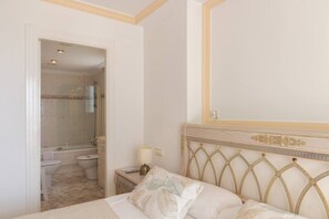 Bathtub, hair dryer, towels, shampoo - Apartamaneto Joya 4 by Costa CarpeDiem (Calp)