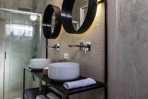 Suite (King) | Badeværelse | Bruser, brusehoved med spredningseffekt, gratis toiletartikler