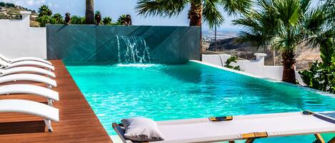 حمّام سباحة خارجي، مقاعد للتشمس