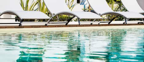 Piscine extérieure, chaises longues