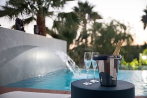 Bar junto a la piscina