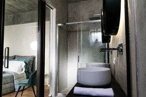 Suite (King) | Kamar mandi | Shower, pancuran hujan, perlengkapan mandi gratis, dan pengering rambut