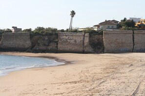 Vlak bij het strand, ligstoelen