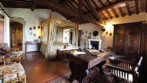 A traditional room with a four-poster bed, wooden furniture, and a fireplace. - Lilium, splendid villa with outdoor space, on the hills of San Giminiano (San Gimignano)