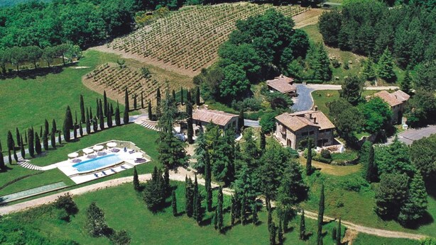 An aerial view of a property with a swimming pool, a large garden, and several buildings. - Lilium, splendid villa with outdoor space, on the hills of San Giminiano (San Gimignano)