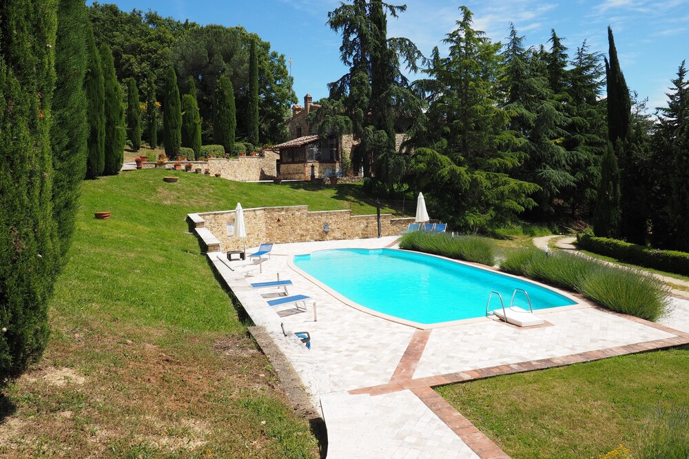 Lilium, splendid villa with outdoor space, on the hills of San Giminiano