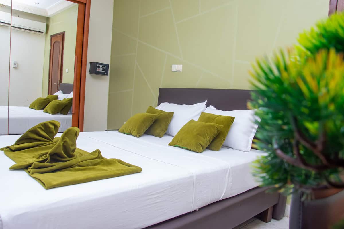 In-room safe, blackout curtains, free WiFi, bed sheets