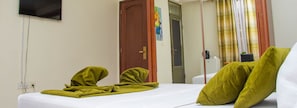 Cofres nos quartos, cortinas blackout, Wi-Fi de cortesia, roupa de cama