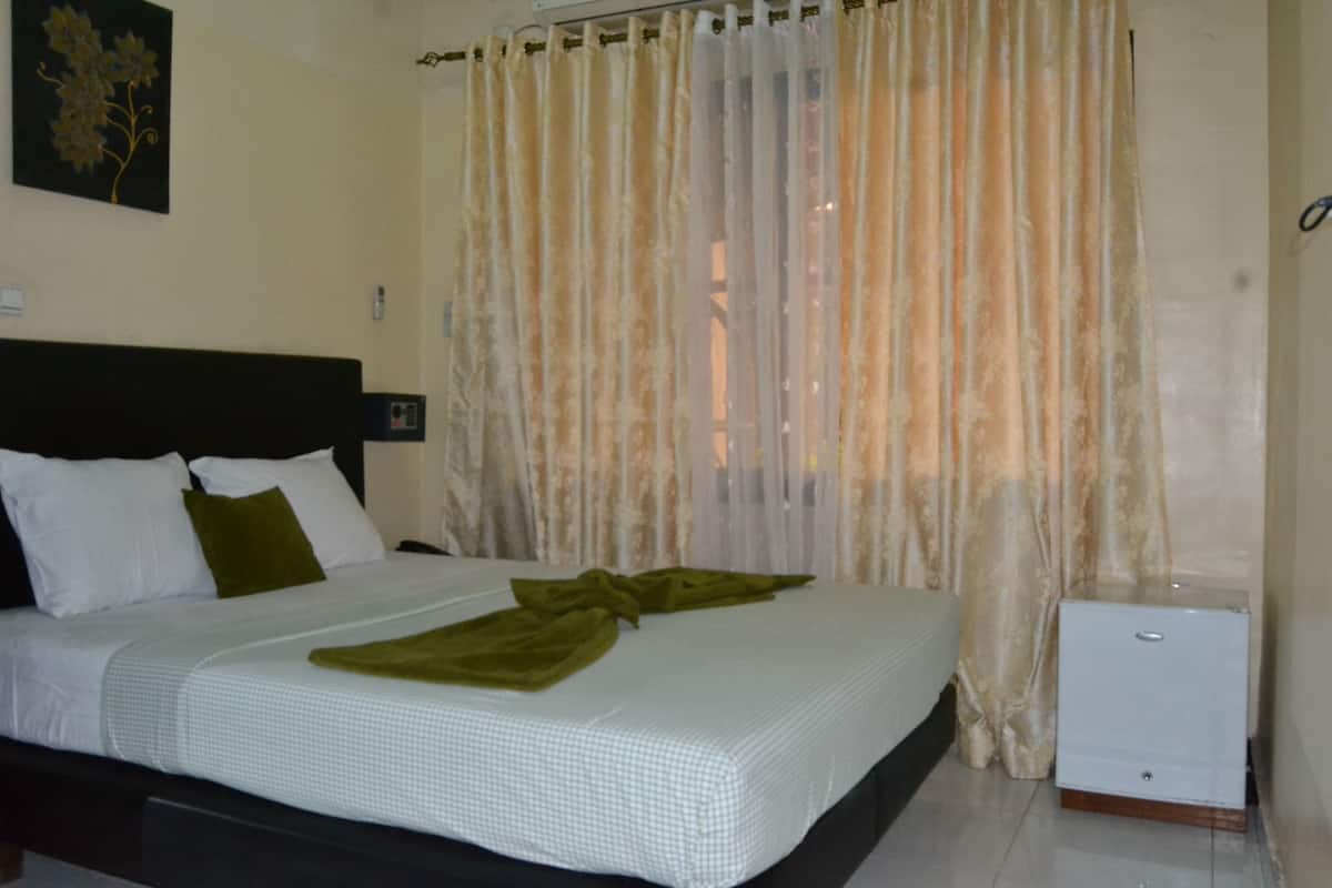 In-room safe, blackout curtains, free WiFi, bed sheets