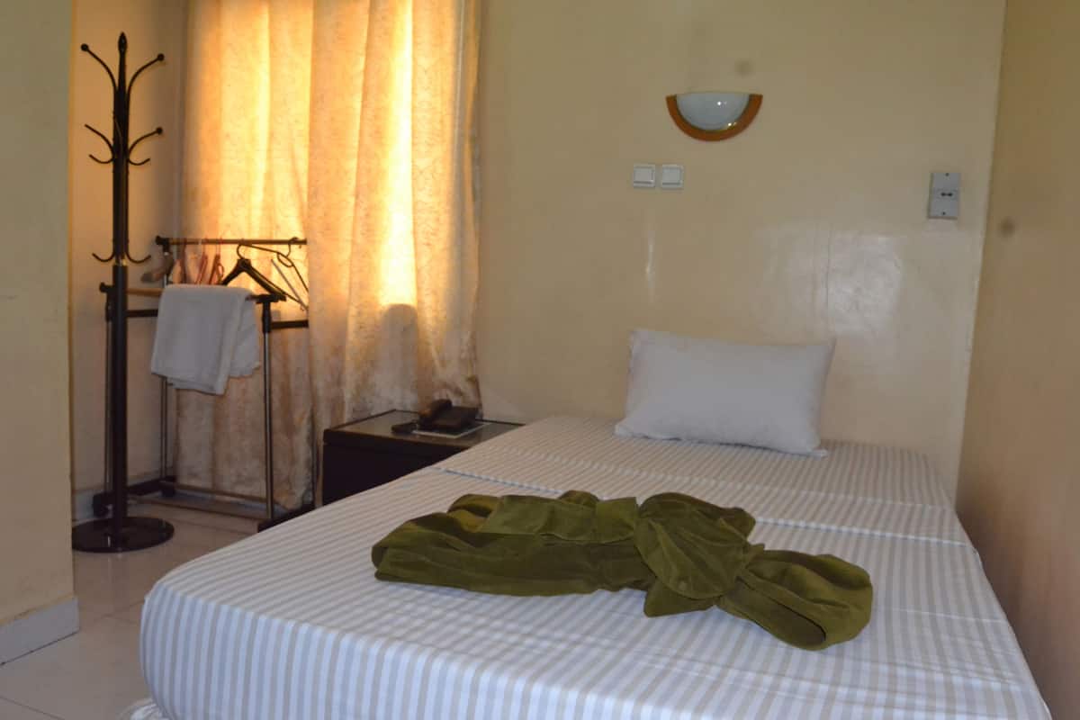 In-room safe, blackout curtains, free WiFi, bed sheets