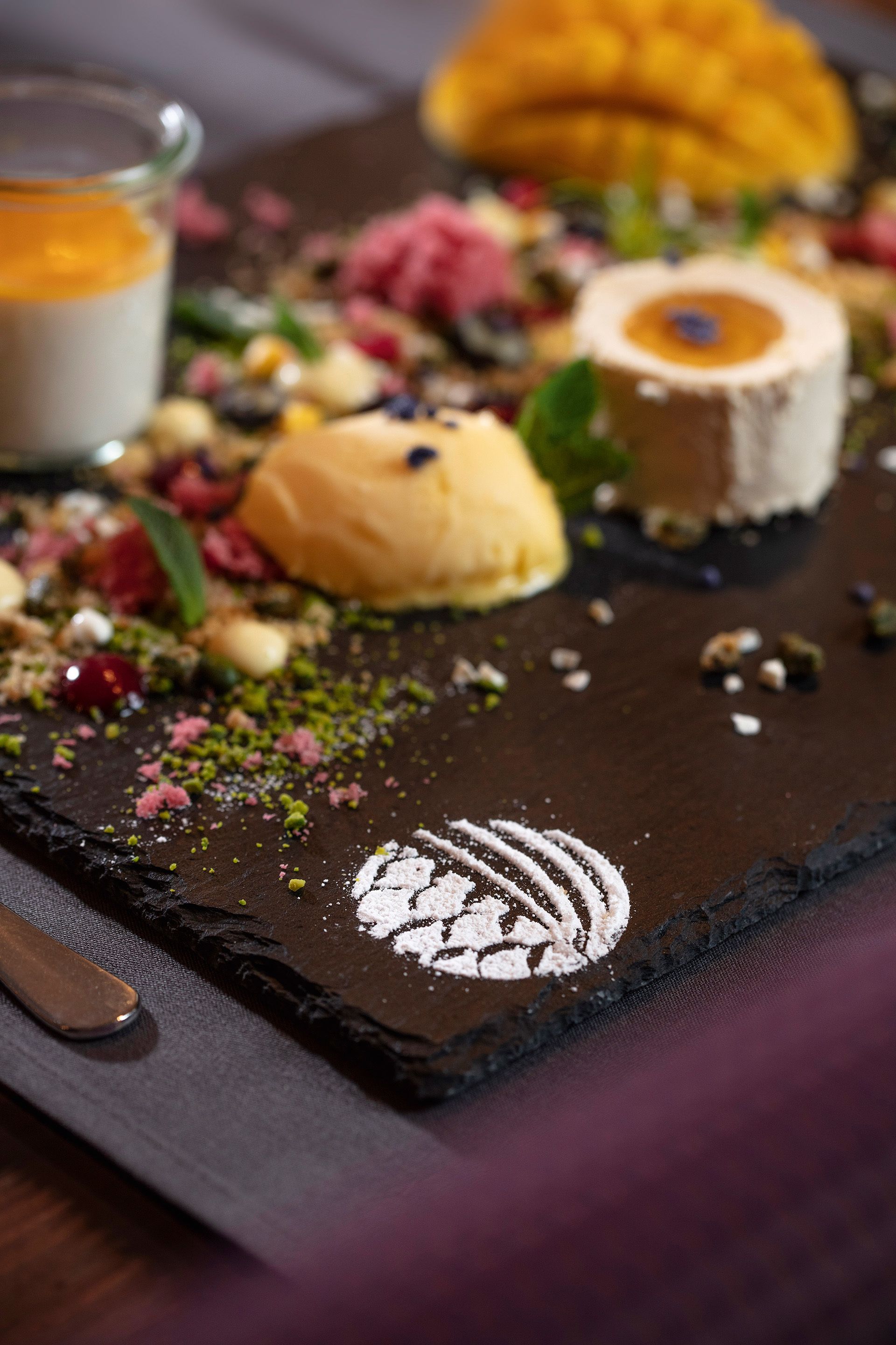 Un plateau de desserts comprenant diverses douceurs et un verre d’une boisson crémeuse.