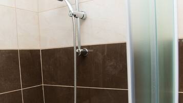 Deluxe Studio | Bathroom shower